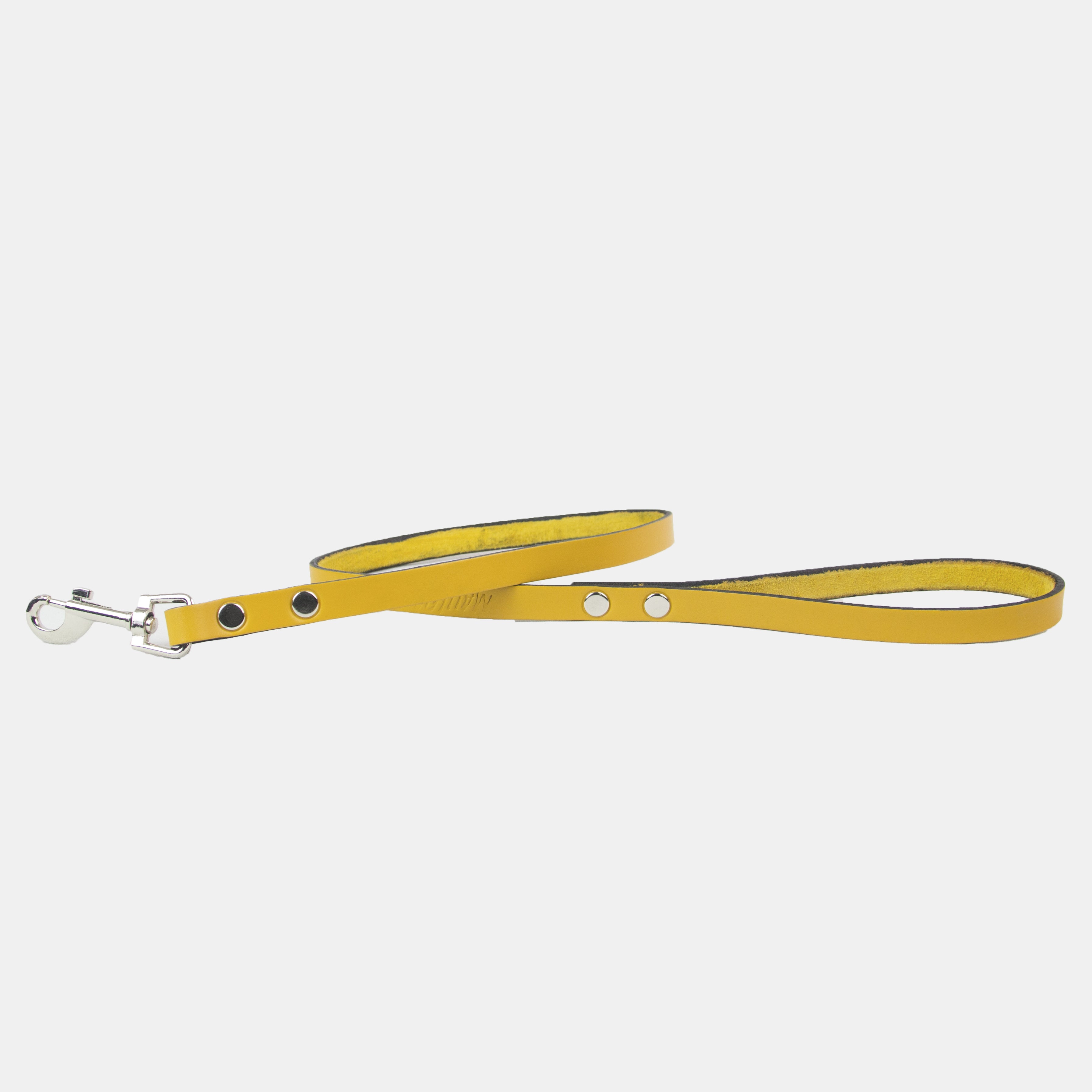 Paseador para perro  color amarillo, de cuero y muy resistente, hecho especialmente para perros de raza mediana.