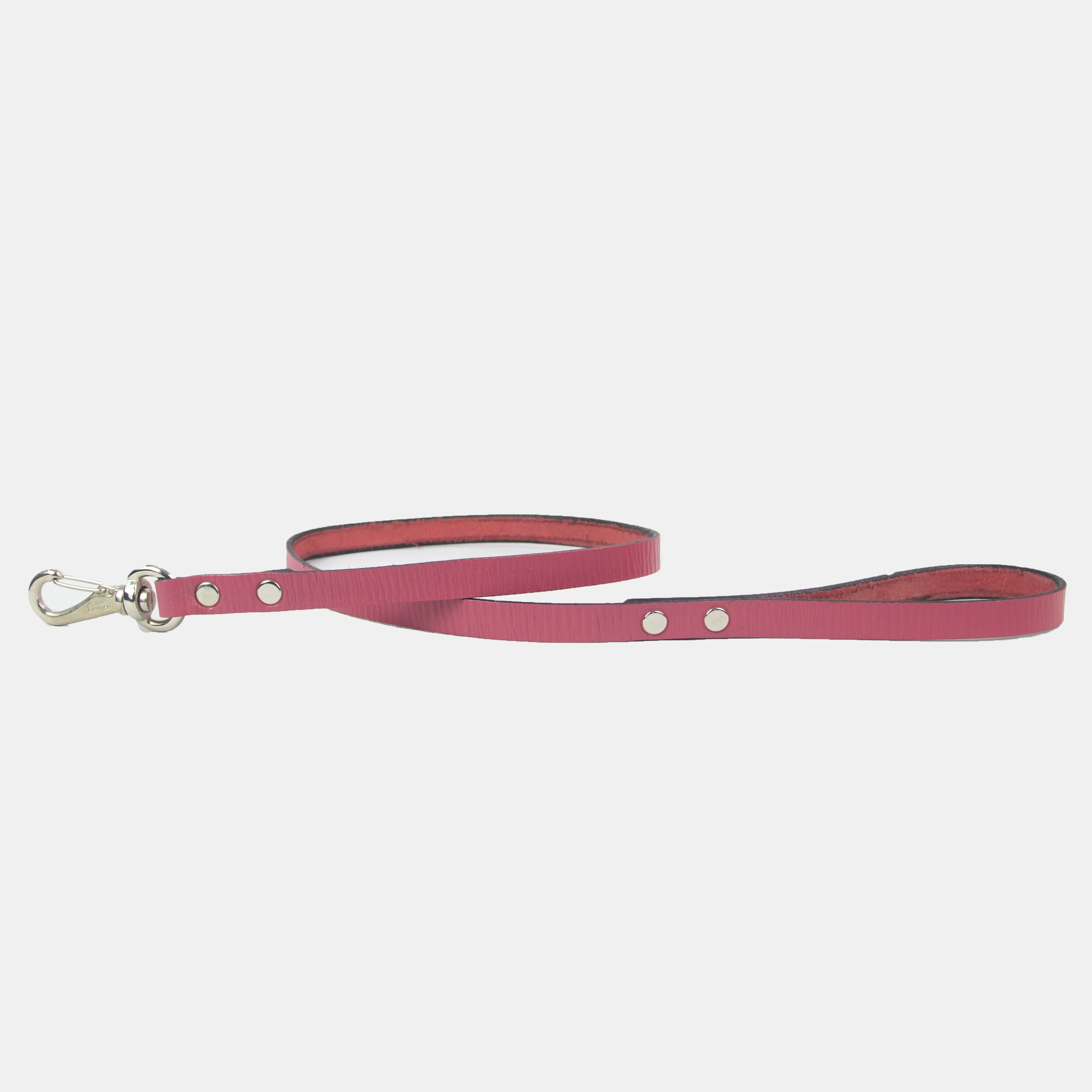 Paseador para perro  color fucsia, de cuero y muy resistente, hecho especialmente para perros de raza mediana.