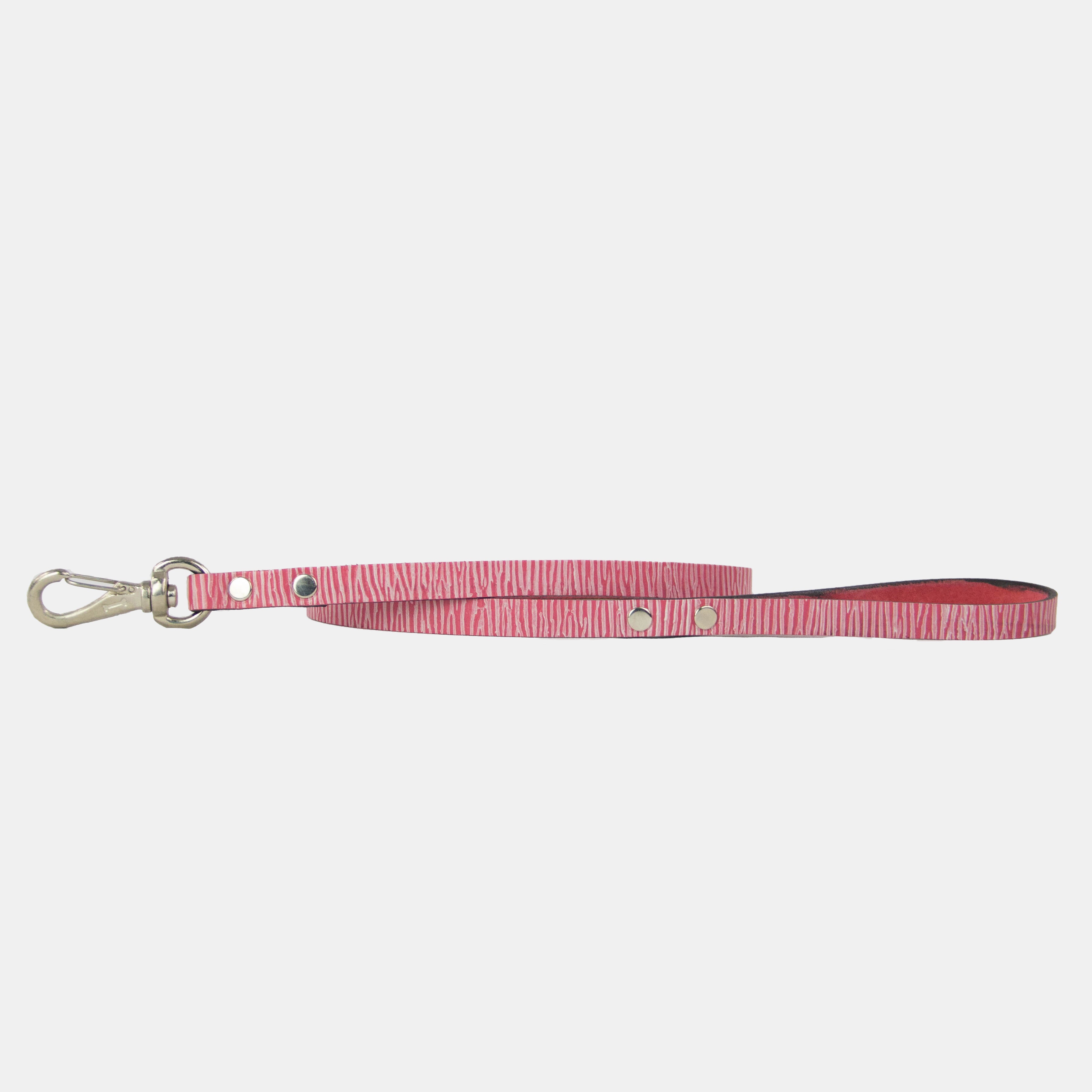 Paseador para perro  color rosado corrugado, de cuero y muy resistente, hecho especialmente para perros de raza mediana.