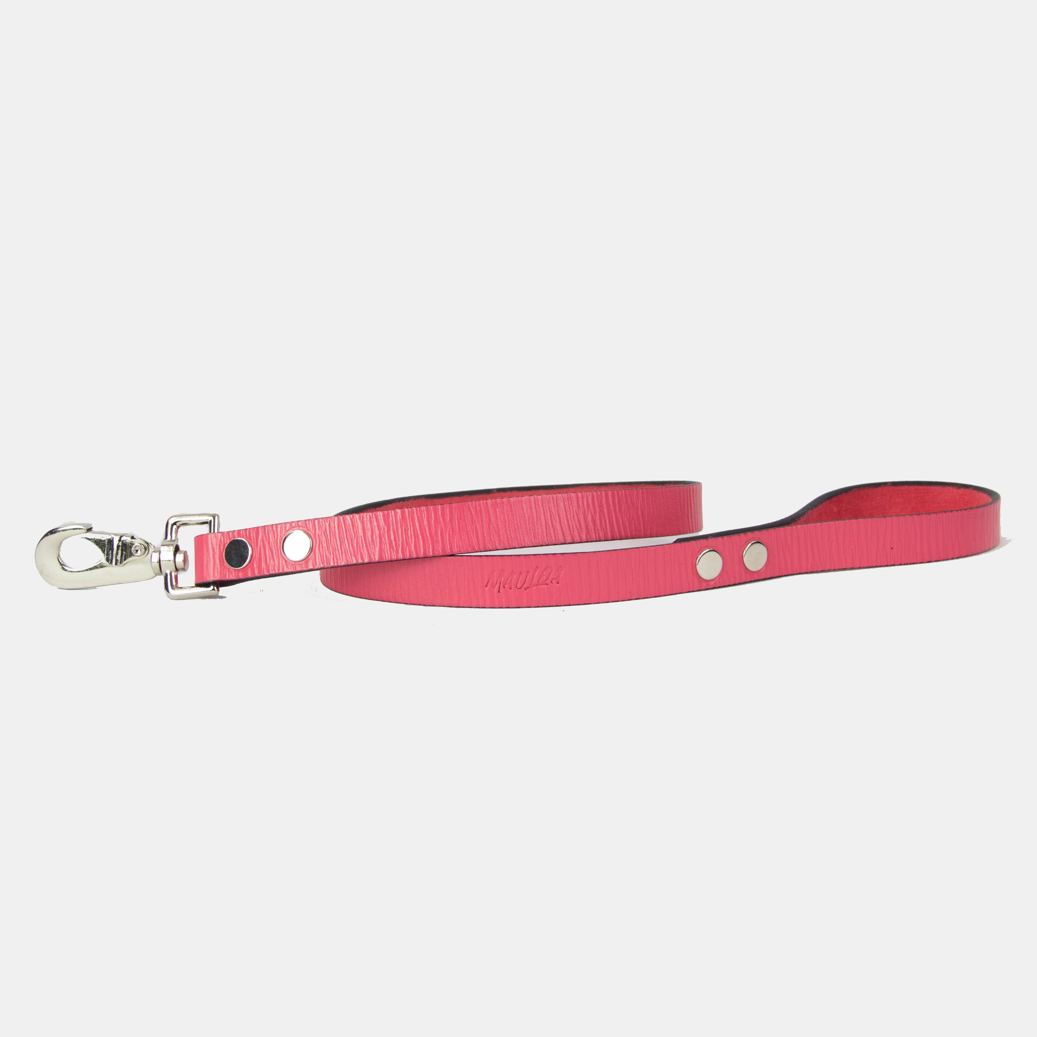 Paseador para perro  color fucsia, de cuero y muy resistente, hecho especialmente para perros de raza mediana.