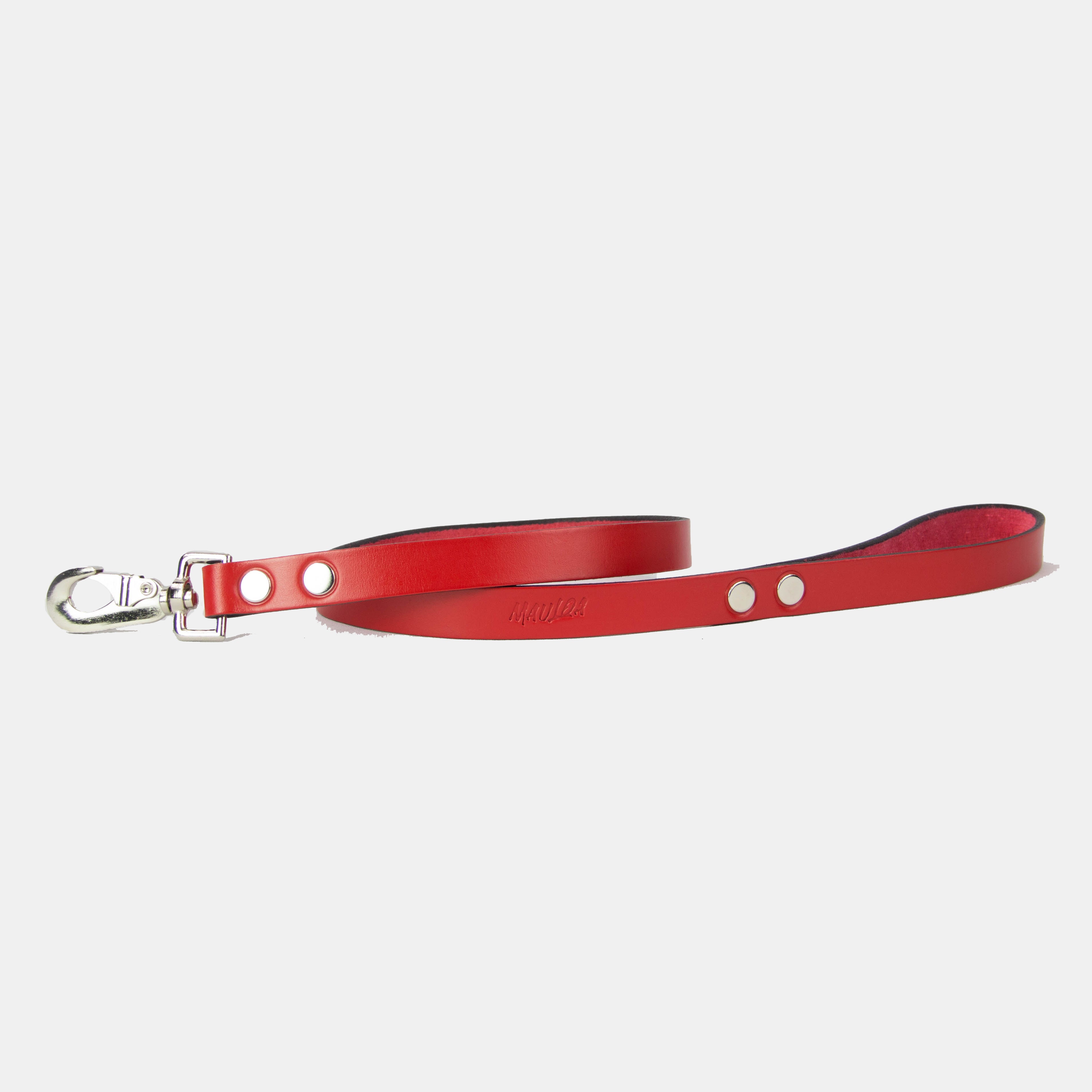 Paseador para perro  color rojo, de cuero y muy resistente, hecho especialmente para perros de raza mediana.